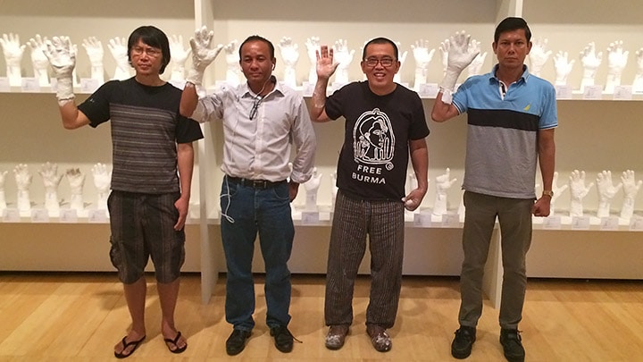 เทง ลิน (ที่สามจากซ้าย) และอดีตนักโทษการเมืองกับศิลปะในชุด A Show of Hands ซึ่งเขาเคยนำไปจัดแสดงที่ Asia Society Museum ที่กรุงนิวยอร์ก ประเทศสหรัฐอเมริกา (ภาพจาก www.asiasociety.org)