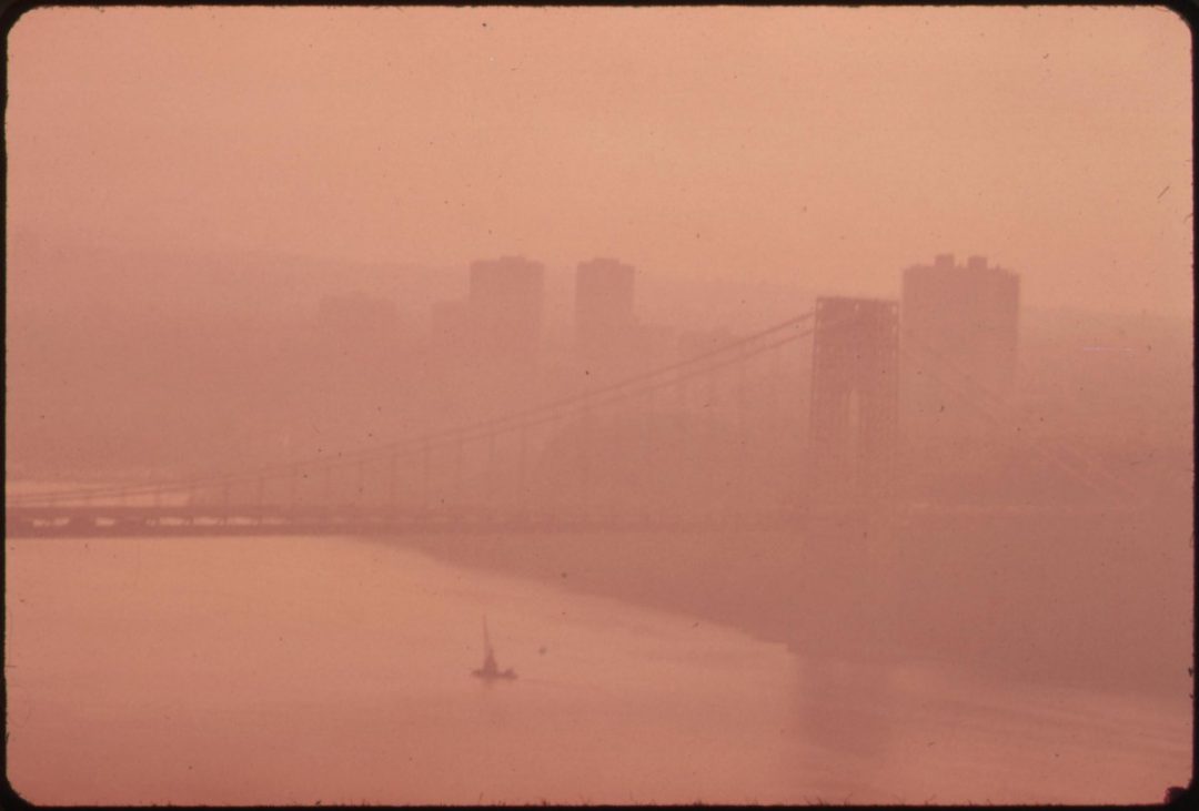หมอกพิษ (smog) ปกคลุมสะพาน George Washington ปี 1973 l ภาพจาก แกลลอรี US-EPA