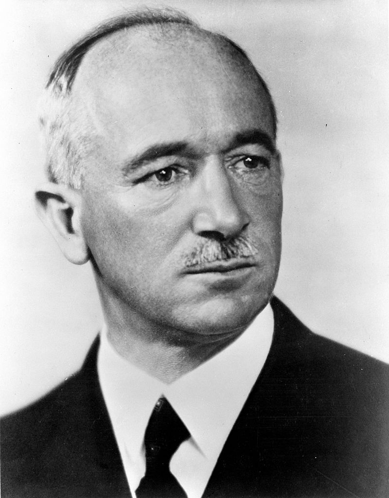 Edvard Beneš ประธานาธิบดีของเช็กโกสโลวาเกียหลายสมัย ควบด้วยตำแหน่งรัฐมนตรีกระทรวงต่างประเทศที่ได้ชื่อว่าเป็นนักการทูตที่ปราดเปรื่องที่สุดคนหนึ่ง