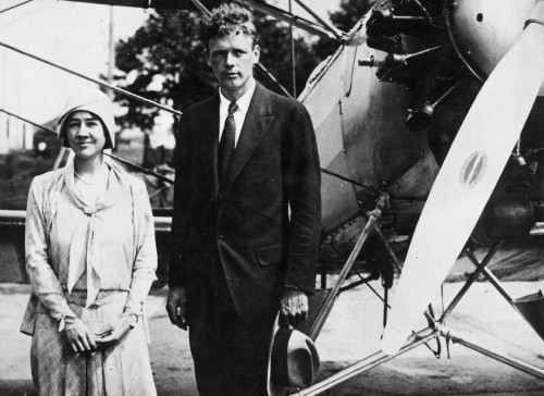 ชาร์ลส์ ลินเบิร์ก และ แอนน์ ลินเบิร์ก ภรรยาของเขา แอนน์มีชื่อเสียงจากการเป็นนักบินหญิงคนแรกๆ ของอเมริกา และเป็นนักเขียนที่มีผลงานโด่งดังทั่วโลกอย่าง Gift from the Sea (ของขวัญจากทะเล)