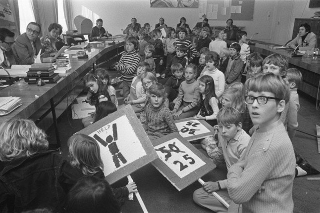 กลุ่มรณรงค์ Kindermoord (Stop the Child Murder) ในเนเธอร์แลนด์ พาเด็กๆ บุกรัฐสภาในปี 1972 หลังเด็กๆ ชาวดัชท์เสียชีวิตด้วยอุบัติเหตุทางถนนในปี 1971 ปีเดียวถึง 400 คน จุดความโกรธเกรี้ยวให้ประชาชนร่วมทวงคืนเมืองจากรถยนต์ | ภาพจาก usa. streetblog