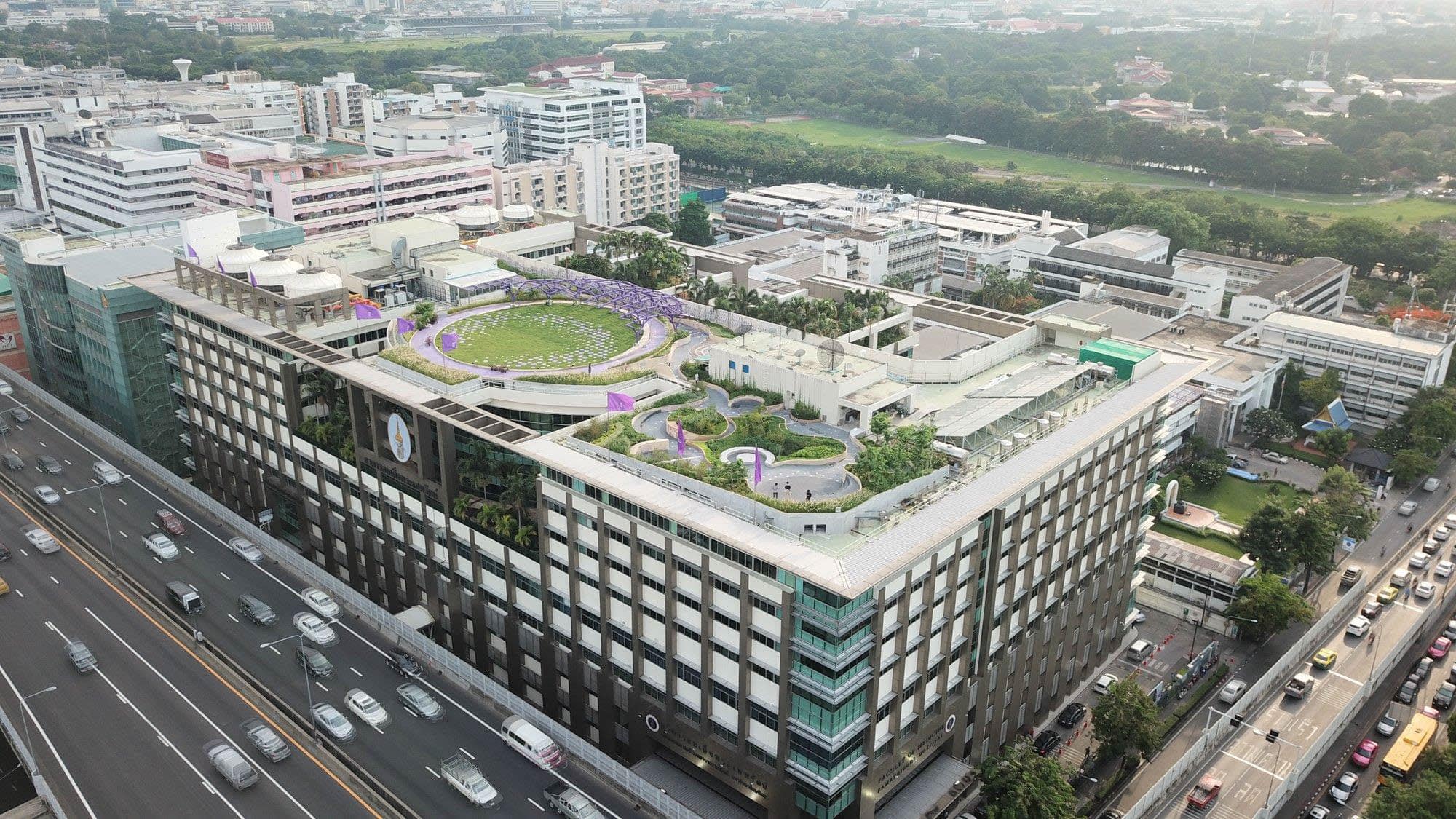 มุมจากด้านบนของสวนบำบัดลอยฟ้าที่ใหญ่ที่สุดในประเทศไทย ณ อาคารสมเด็จพระเทพรัตน์ โรงพยาบาลรามาธิบดี