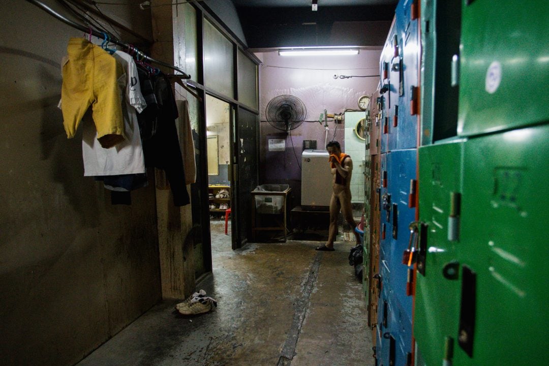นอกจากอุปกรณ์ฟิตเนสจำพวกเครื่องยกน้ำหนัก ในบาร์อะโกโก้บางแห่งยังมีห้องอาบน้ำเพื่อใช้ล้างตัว และเปลี่ยนเสื้อผ้าก่อนขึ้นโชว์