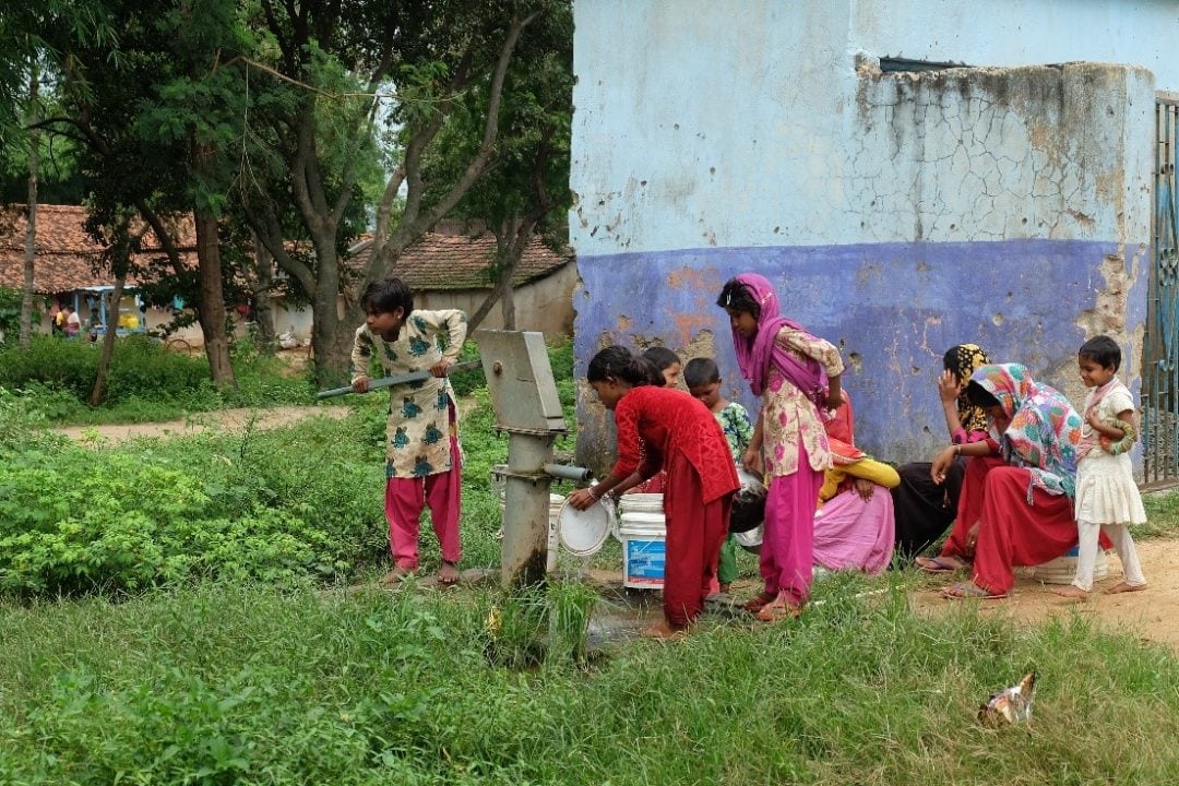 เด็กหญิงและแม่บ้านชาวอินเดีย ต้องเดินทางไกลเพื่อมารองน้ำบาดาลกลับบ้านในขณะที่สามีออกไปทำงาน