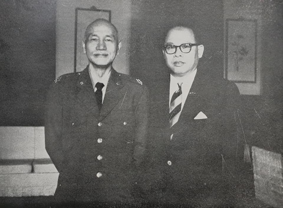 เยี่ยมคำนับจอมพล เจียงไคเช็ค ประธานาธิบดีสาธารณรัฐจีนที่ไทเป ในโอกาสที่ได้ไปเยี่ยมเยียนตัวแทนของธนาคารที่ญี่ปุ่นและไต้หวัน พ.ศ. 2503