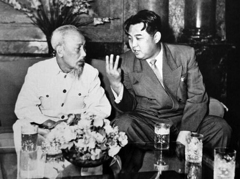 ภาพถ่ายของ Kim Il-sung คู่กับ Ho Chi Minh ในการเยือนกรุงฮานอยในปี 1958