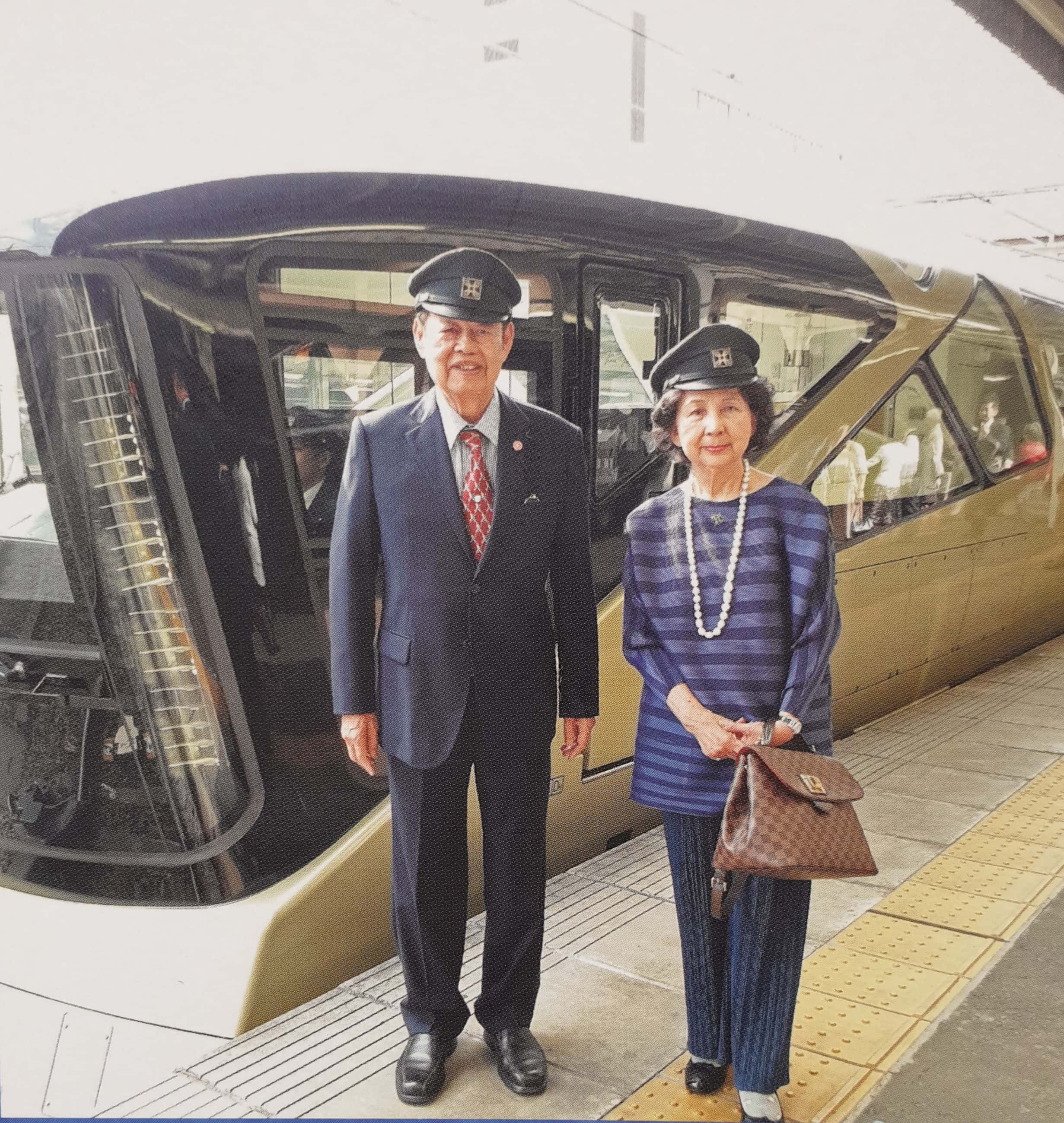 อรัญ กับเรวดี ธรรมโน คู่ชีวิต หน้ารถไฟขบวนพิเศษ Shiki-shima ประเทศญี่ปุ่น ในโอกาสฉลองแต่งงานครบ 55 ปี (17 พฤษภาคม 2561)