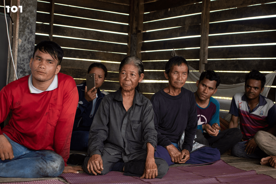 ยูร แรงงานชาวกัมพูชาวัย 25 ปี (ชายคนซ้าย) กับแรงงานในไร่อ้อยคนอื่นๆ