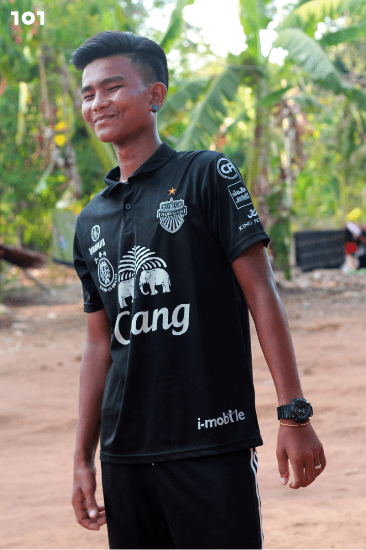 หนุ่ม สวมเสื้อฟุตบอลทีมบุรีรัมย์