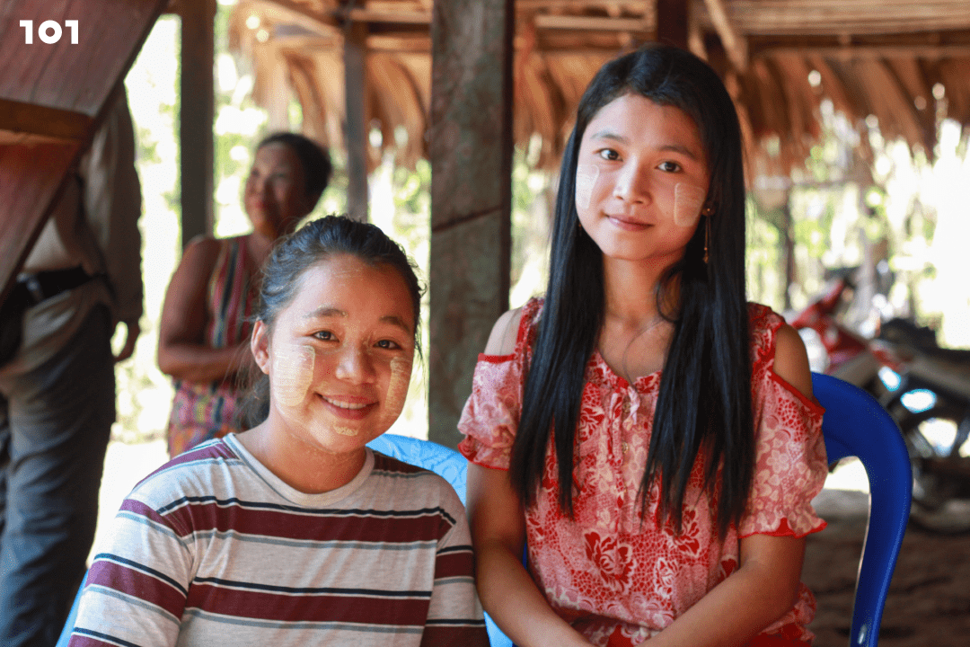 (ซ้าย) ลูกสาวผู้นำหมู่บ้าน, (ขวา) เพื่อนในหมู่บ้านและวิทยาลัย