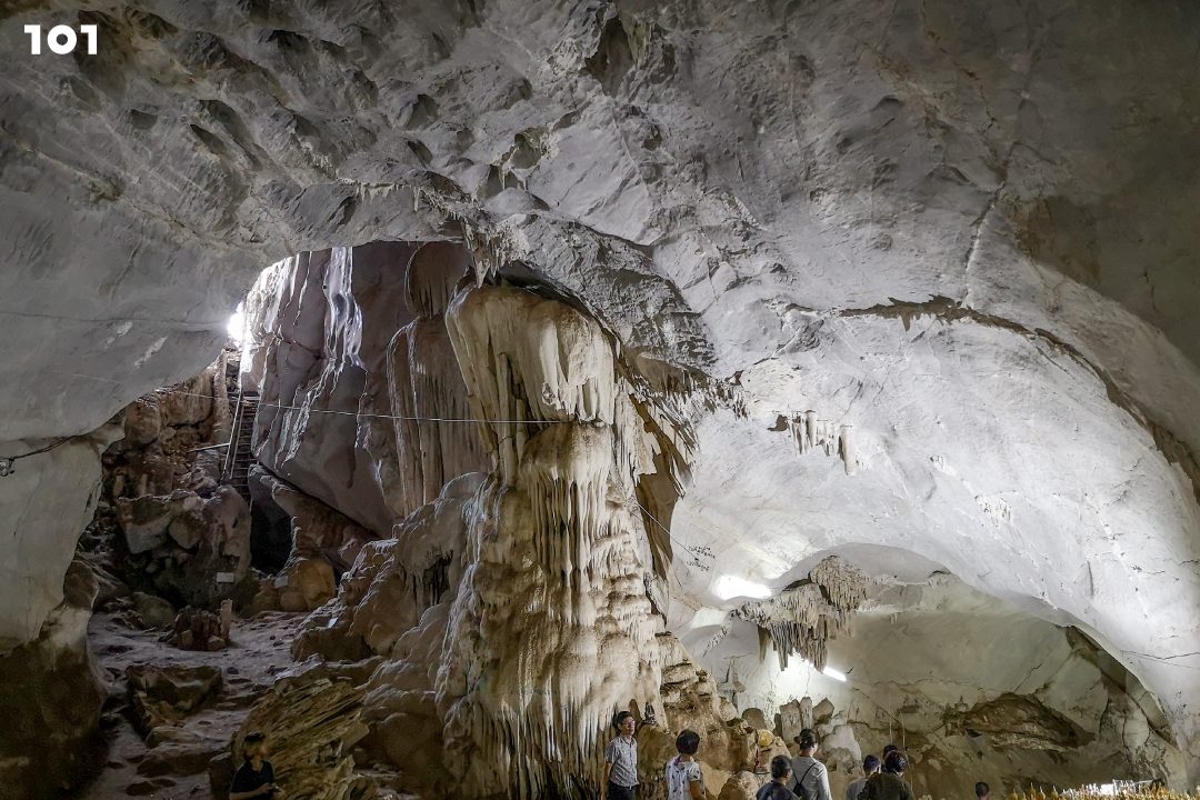 ถ้ำศรีธน หนึ่งในถ้ำจำนวนมากที่พบในบริเวณใกล้เคียงพื้นที่สัมปทาน มีหินงอกหินย้อยสวยงาม ภายในกว้างขนาดจุคนได้ 100 คน ปัจจุบันเป็นที่ตั้งสำนักสงฆ์ที่ชาวบ้านนับถือและเป็นแหล่งท่องเที่ยวเชิงนิเวศ