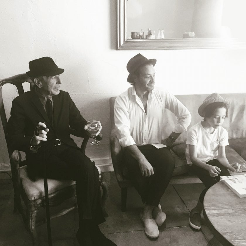Leonard Cohen พร้อมกับลูกชายและหลานชาย