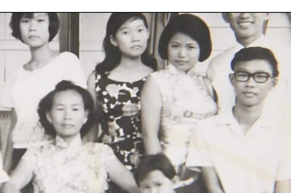 ภาพแม่ของเฉิน (นั่งซ้าย) และเฉินในวัยหนุ่ม (ขวา) ที่มาภาพ upmedia.mg