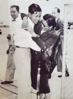 ท่านหญิงพูนศุขสวมกอดกับปาล ที่สนามบินดอนเมือง เมษายน 2500 โดยเดินทางกลับมาจากประเทศจีนเพื่อร่วมงานศพ คุณหญิงเพ็ง มารดา