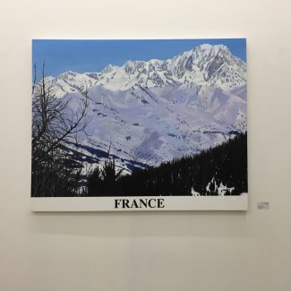 จิตรกรรมสีน้ำมันภาพภูเขาในประเทศฝรั่งเศสในนิทรรศการ ไกลบ้าน (Far From Home) ที่ ARTIST+RUN ที่มาภาพ ธนาวิ โชติประดิษฐ