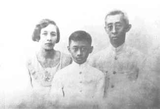 ภาพครอบครัว เมื่อ ม.ร.ว.อนุพร จะไปเรียนที่อังกฤษ