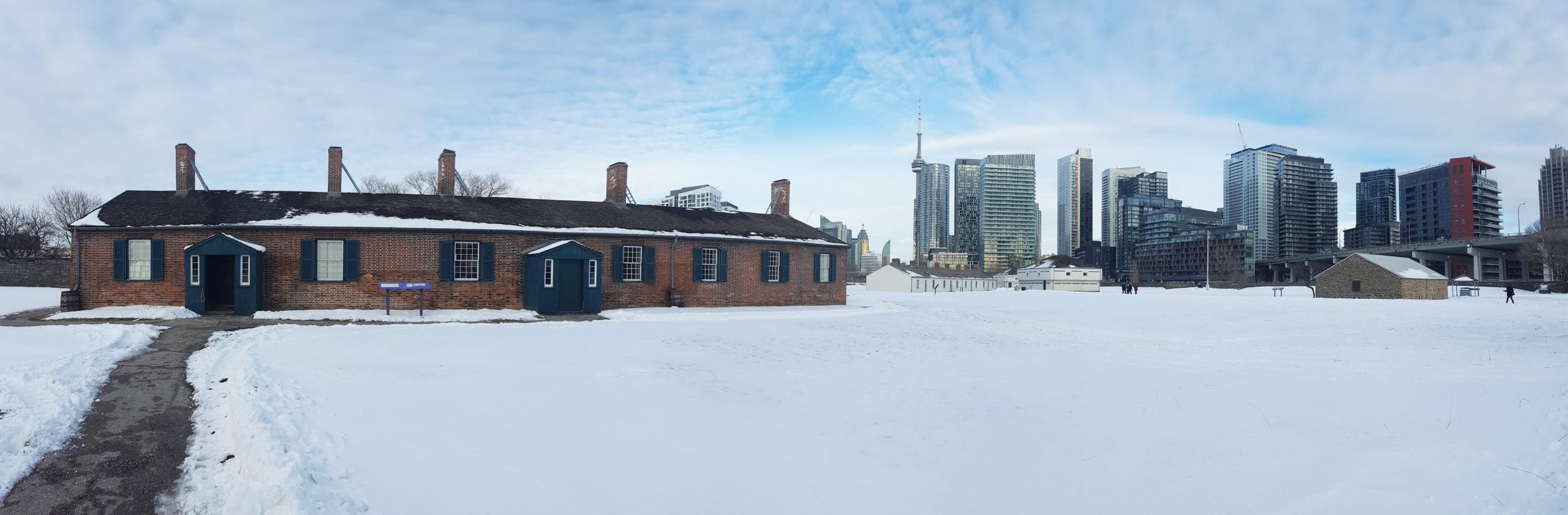 อุทยานประวัติศาสตร์ ป้อมยอร์ก (Fort York) กรุงโตรอนโต ประเทศแคนาดา อาคารด้านซ้ายคือห้องพักของนายทหาร (ภาพโดย ณัฎฐา ชื่นวัฒนา)