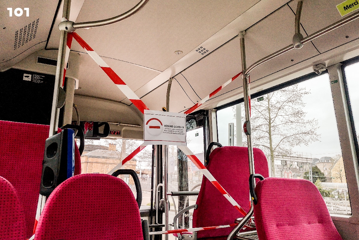 รถเมล์ท้องถิ่นห้ามผู้โดยสารขึ้นรถจากประตูหน้า เพื่อลดความเสี่ยงของคนขับจากโรคระบาด ปารีส ฝรั่งเศส