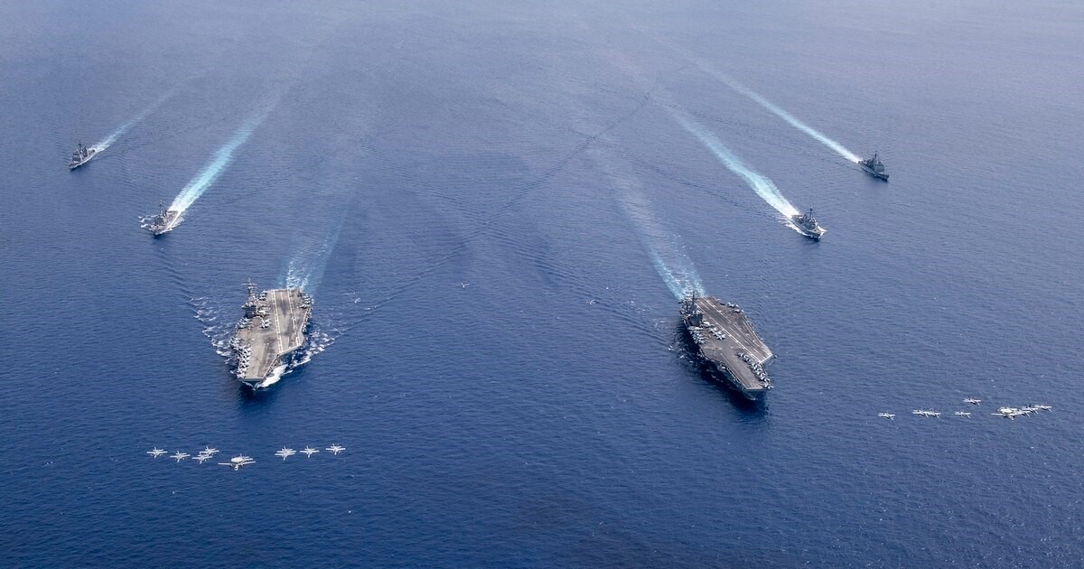 เรือบรรทุกเครื่องบิน USS Nimitz และเรือบรรทุกเครื่องบิน USS Ronald Reagan