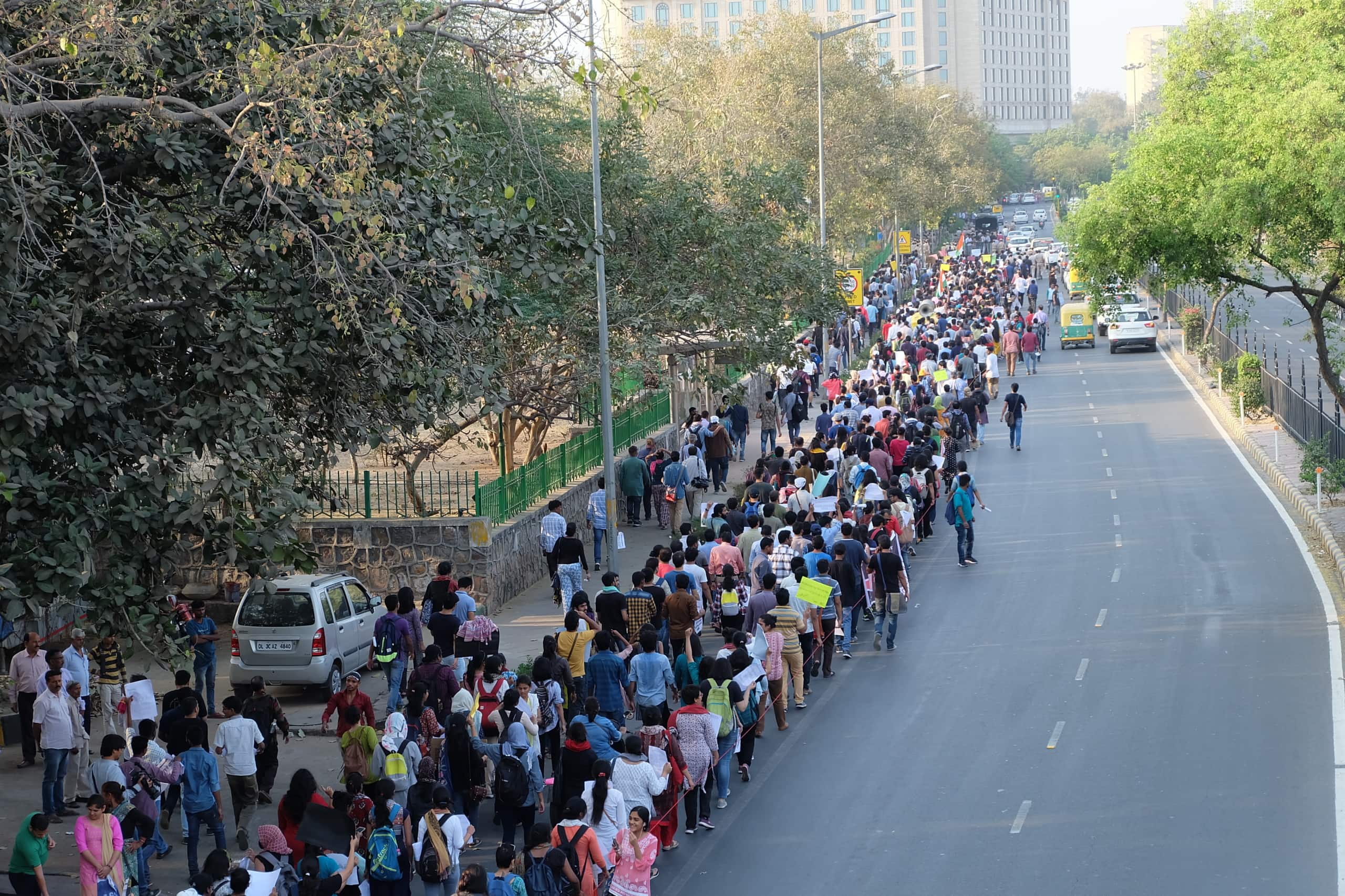 การเดินขบวนประท้วงของนักศึกษาที่ไม่ปิดทุกช่องจราจรเพื่อเคารพสิทธิของผู้ใช้ถนน 