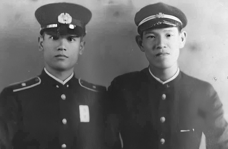 หลี่เติงฮุยกับพี่ชายซึ่งรับราชการในจักรวรรดินาวีญี่ปุ่น