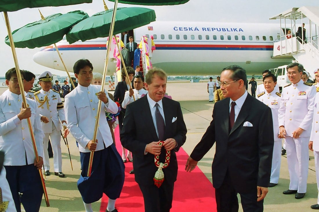 วาตซลัฟ ฮาเวล ประธานาธิบดีสาธารณรัฐเช็ก เดินทางมาถึงประเทศไทย พร้อมด้วยพระบาทสมเด็จพระเจ้าอยู่ภูมิพลอดุลยเดช และคณะรัฐมนตรีไทยให้การต้อนรับ